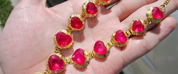 ราคา 52,500 บาทค่ะ ทับทิมรูปหัวใจ (Natural Ruby) มาเป็นชุด ขนาดและสีใกล้เคียงกัน สามารถแบ่งทำแหวน, ต่างหู, สร้อยมือ และสร้อยคอได้คะ คุ้มมากๆคะ